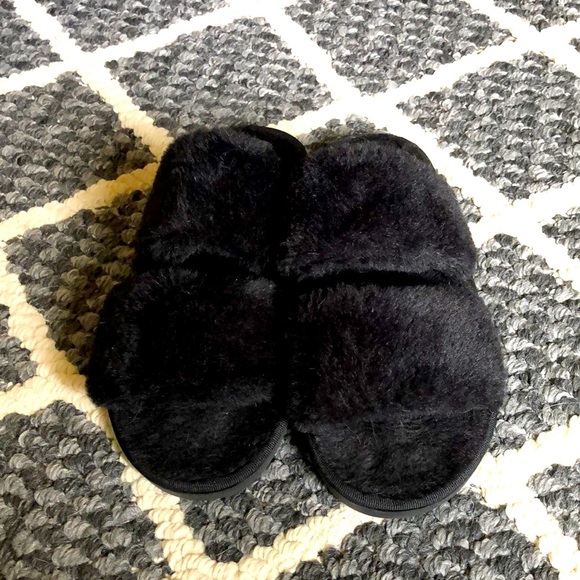 Black, fuzzy slippers - Picture 1 of 7